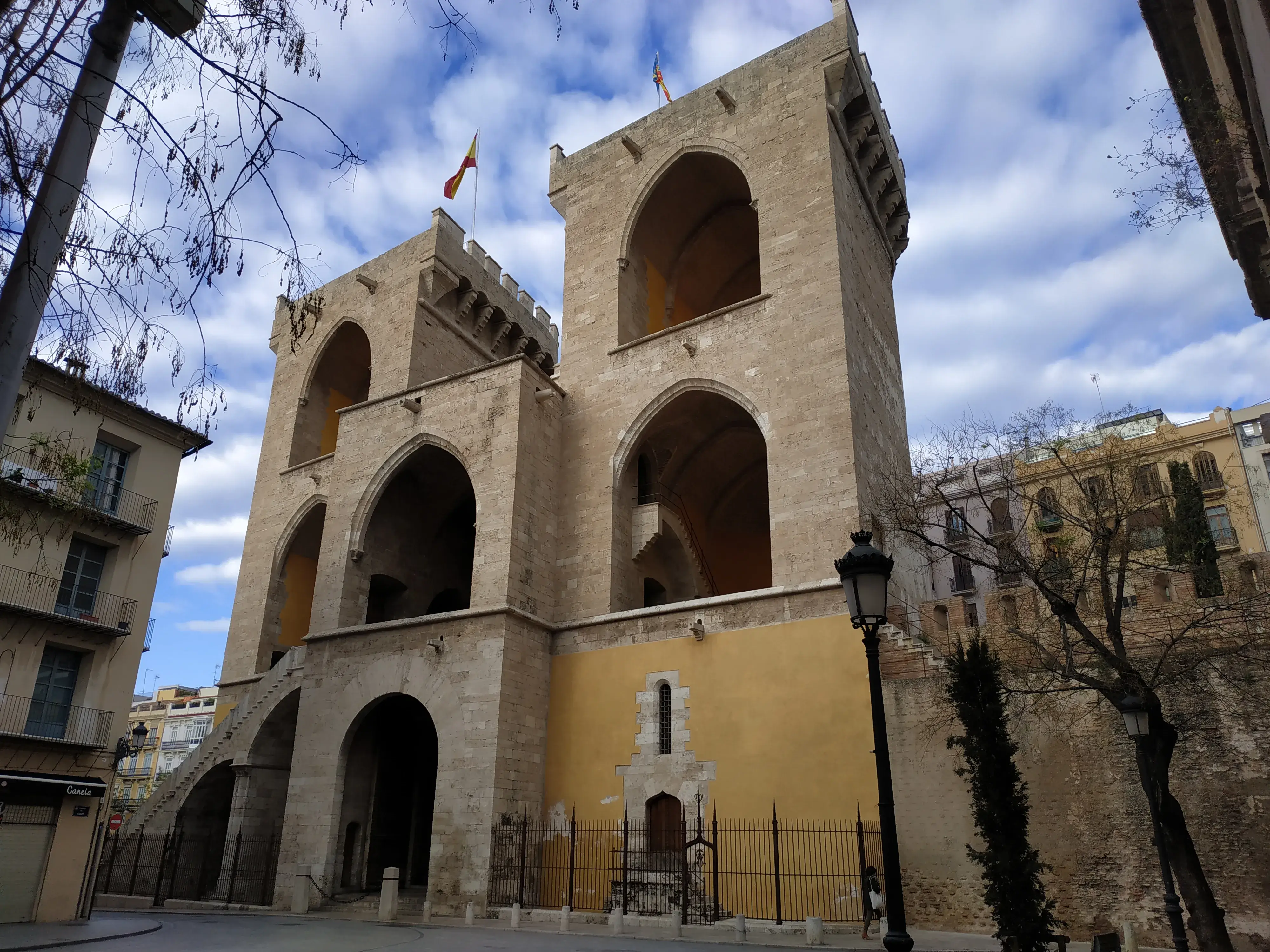 Colegio de Arte Mayor de la Seda & Torres de Quart